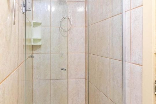 Banheiro de kitnet/studio para alugar com 1 quarto, 27m² em Centro Histórico, Porto Alegre