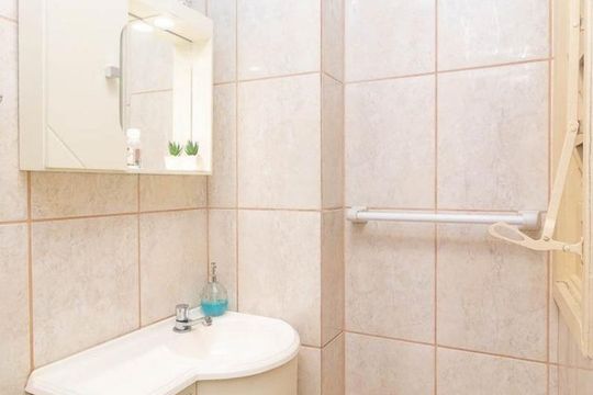 Banheiro de kitnet/studio para alugar com 1 quarto, 27m² em Centro Histórico, Porto Alegre