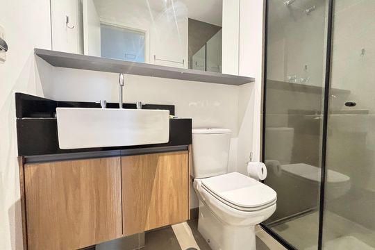 Banheiro de kitnet/studio para alugar com 1 quarto, 42m² em Vila Olímpia, São Paulo
