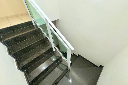 Escada interna de casa à venda com 4 quartos, 200m² em Jardim Santa Clara, Guarulhos