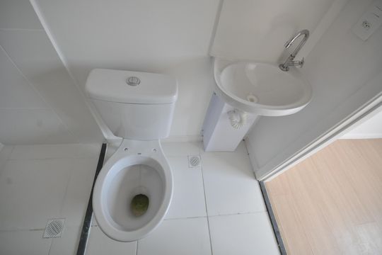 Banheiro de kitnet/studio para alugar com 1 quarto, 20m² em Vila Nilo, São Paulo