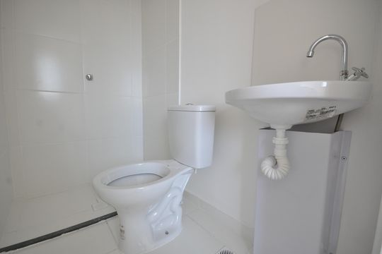 Banheiro de kitnet/studio para alugar com 1 quarto, 20m² em Vila Nilo, São Paulo