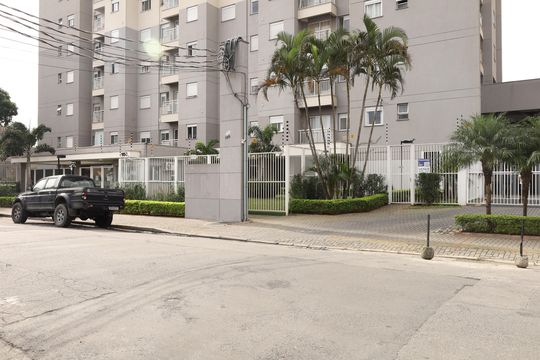 Placa instalada na grade da fachada do condomínio - Código da placa: WYNY-765 de apartamento à venda com 2 quartos, 47m² em Vila Curuçá Velha, São Paulo