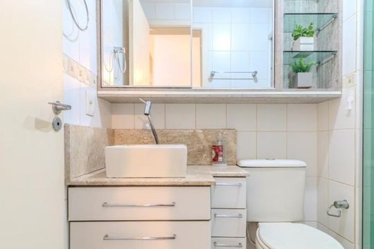 Banheiro de apartamento à venda com 1 quarto, 50m² em São Geraldo, Porto Alegre