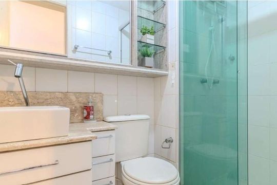 Banheiro de apartamento à venda com 1 quarto, 50m² em São Geraldo, Porto Alegre