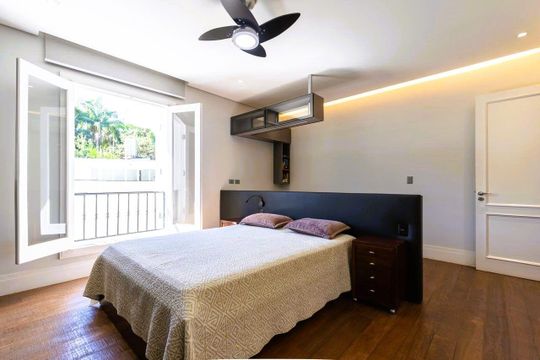Casa à venda com 4 quartos, 1050m² em Jardim Petropolis, São Paulo