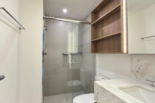 Banheiro de apartamento para alugar com 1 quarto, 42m² em Indianópolis, São Paulo