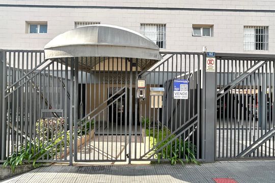 Placa instalada na fachada do imóvel  de apartamento à venda com 3 quartos, 89m² em Jardim Santa Mena, Guarulhos