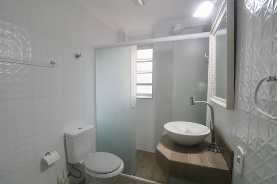 Banheiro Social de apartamento para alugar com 2 quartos, 90m² em Centro, Guarujá