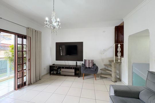 Casa à venda com 5 quartos, 327m² em Vila Renato, São Paulo