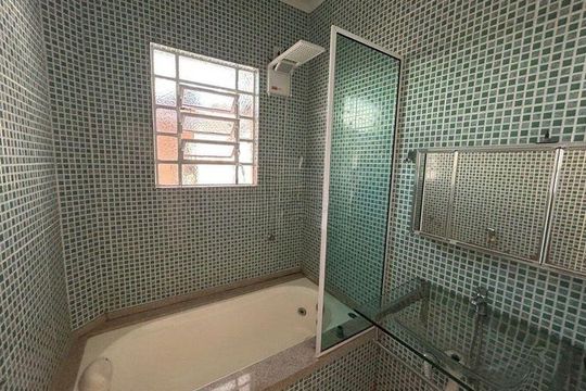 Banheiro de casa à venda com 3 quartos, 60m² em São Geraldo, Porto Alegre