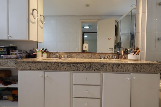 Banheiro da Suíte 1 de apartamento à venda com 3 quartos, 168m² em Real Parque, São Paulo