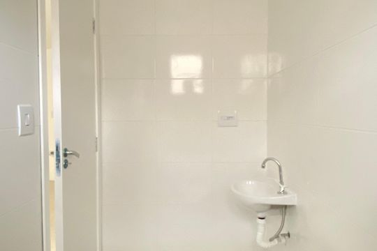 Banheiro de apartamento para alugar com 1 quarto, 27m² em Vila Santa Terezinha (zona Norte), São Paulo