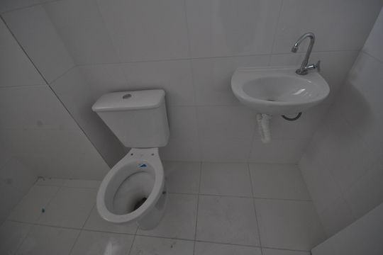Banheiro de apartamento para alugar com 2 quartos, 42m² em Vila Santa Terezinha (zona Norte), São Paulo
