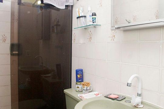 Banheiro de apartamento à venda com 2 quartos, 59m² em Azenha, Porto Alegre