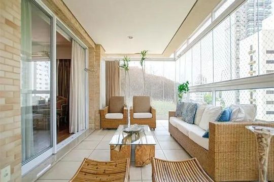 Varnda de apartamento para alugar com 4 quartos, 214m² em Indianópolis, São Paulo