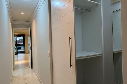 Corredor de apartamento para alugar com 3 quartos, 108m² em José Menino, Santos