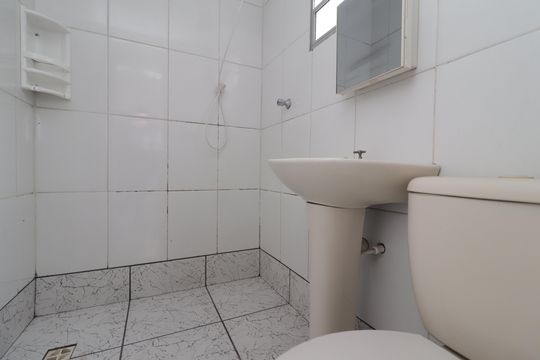 Banheiro de casa para alugar com 2 quartos, 49m² em Jardim das Camelias, São Paulo