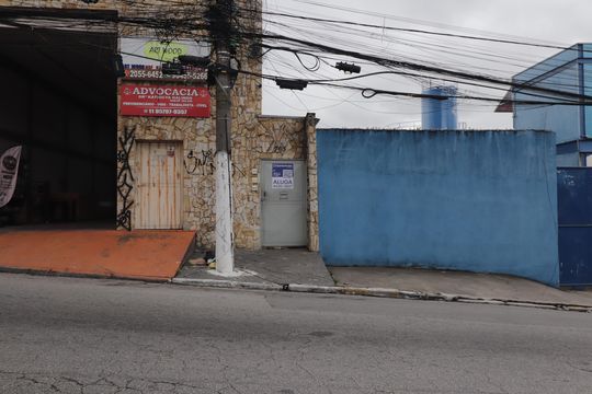 Fachada de casa para alugar com 2 quartos, 49m² em Jardim das Camelias, São Paulo