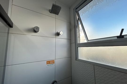 Banheiro de apartamento para alugar com 2 quartos, 44m² em Encantado, Rio de Janeiro