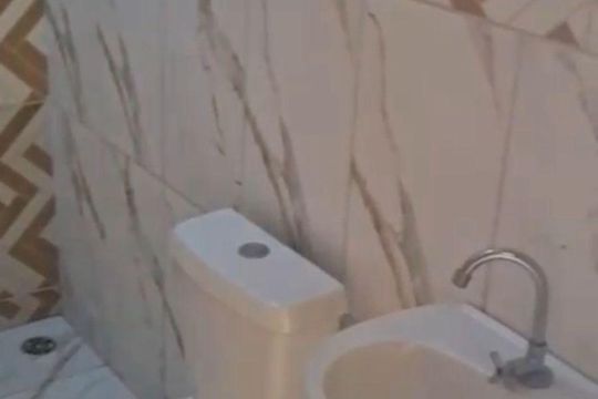 Banheiro de casa de condomínio para alugar com 2 quartos, 51m² em Jardim Eucaliptos, Sorocaba