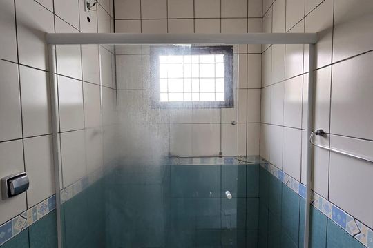 Banheiro da Suíte de casa à venda com 2 quartos, 157m² em Jardim Cocaia, Guarulhos