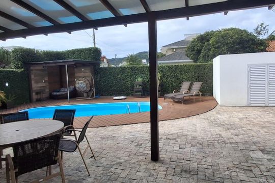 Área externa de casa para alugar com 4 quartos, 204m² em Jurerê, Florianópolis
