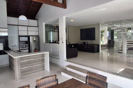 Casa para alugar com 4 quartos, 204m² em Jurerê, Florianópolis
