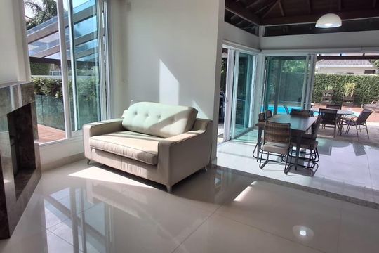 Sala de casa para alugar com 4 quartos, 204m² em Jurerê, Florianópolis