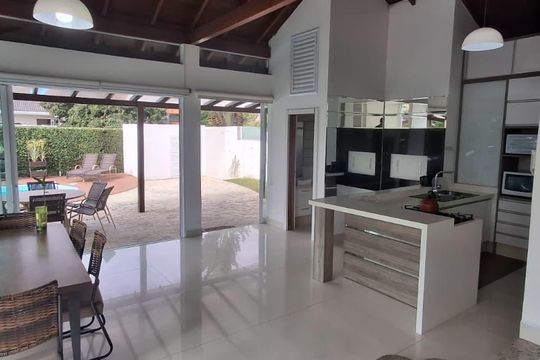 Cozinha de casa para alugar com 4 quartos, 204m² em Jurerê, Florianópolis