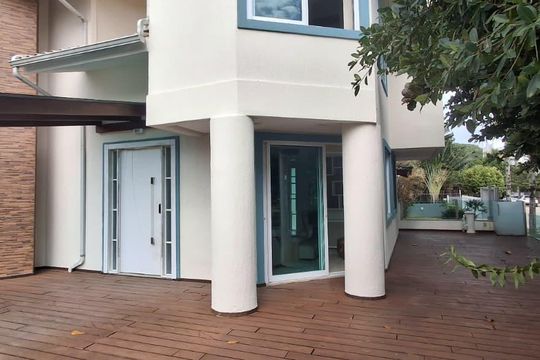 Fachada de casa para alugar com 4 quartos, 204m² em Jurerê, Florianópolis