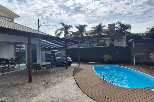 Área externa de casa para alugar com 4 quartos, 204m² em Jurerê, Florianópolis