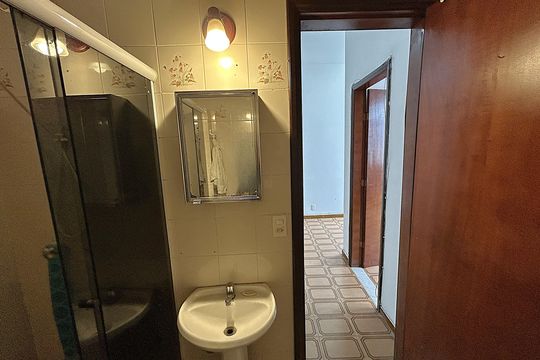 Banheiro de apartamento para alugar com 2 quartos, 49m² em Todos Os Santos, Rio de Janeiro
