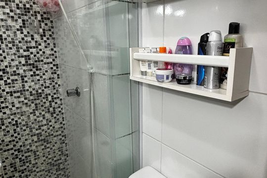 Banheiro de apartamento à venda com 2 quartos, 50m² em Vila Vitória, Santo André