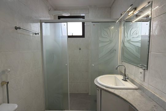Banheiro de apartamento à venda com 2 quartos, 124m² em Vila Invernada, São Paulo