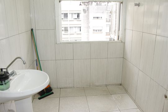 Banheiro social de kitnet/studio para alugar com 1 quarto, 34m² em Republica, São Paulo