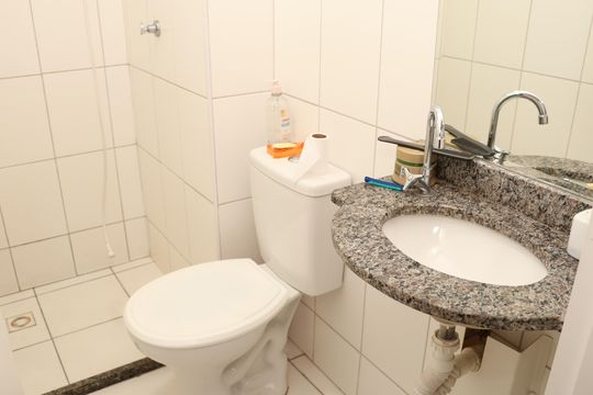 Banheiro do corredor de apartamento para alugar com 3 quartos, 70m² em Vila Sao Luiz, Goiânia