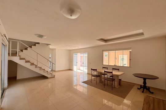 Sala de casa de condomínio para alugar com 4 quartos, 300m² em Vargem Pequena, Rio de Janeiro