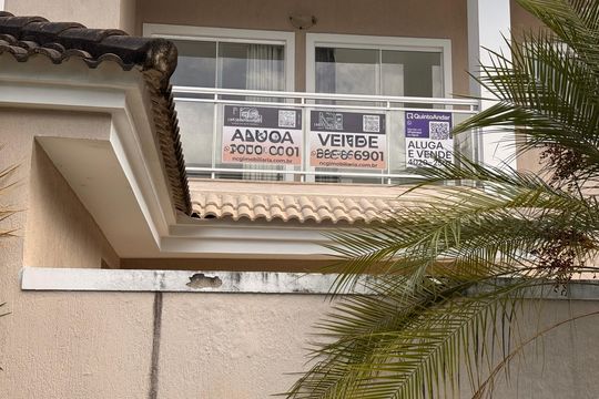 Plaquinha Quinto Andar de casa de condomínio para alugar com 4 quartos, 300m² em Vargem Pequena, Rio de Janeiro