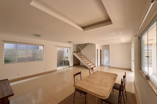 Casa de Condomínio para alugar com 4 quartos, 300m² em Vargem Pequena, Rio de Janeiro