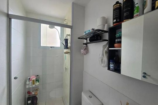Banheiro de apartamento à venda com 2 quartos, 54m² em Buritis, Belo Horizonte