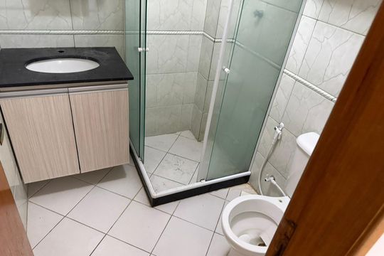 Banheiro social de apartamento para alugar com 2 quartos, 50m² em Bangu, Rio de Janeiro