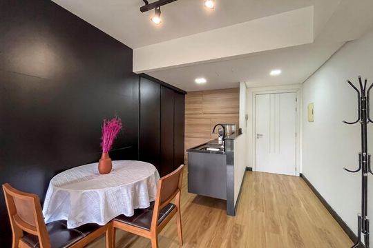 Sala de apartamento para alugar com 1 quarto, 48m² em Petrópolis, Porto Alegre