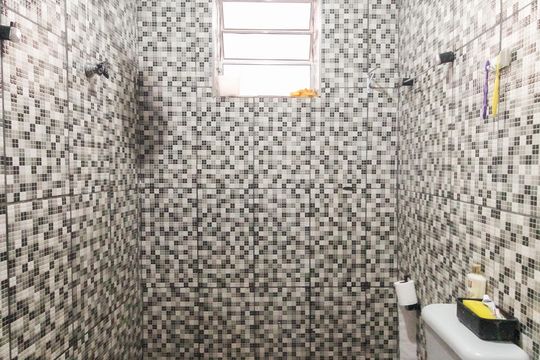 Banheiro Casa 1 de casa à venda com 5 quartos, 175m² em Jardim Senice, São Paulo