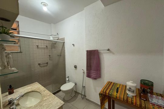 Banheiro social de apartamento à venda com 2 quartos, 69m² em Copacabana, Rio de Janeiro