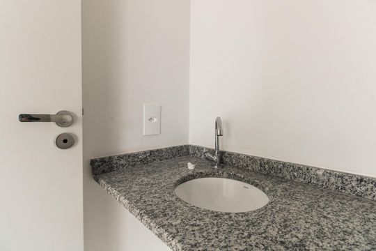 Banheiro  de apartamento à venda com 2 quartos, 42m² em Vila Esperança, São Paulo