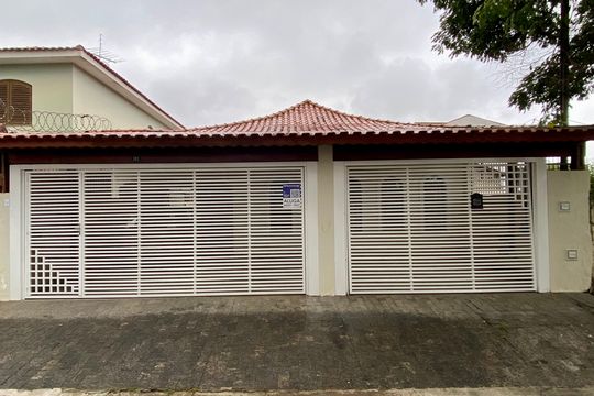 Placa instalada na fachada do imóvel  de casa para alugar com 4 quartos, 250m² em Parque Continental I, Guarulhos