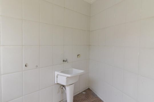 Área de Serviço de casa para alugar com 2 quartos, 85m² em Jardim das Oliveiras, São Paulo
