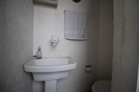 Banheiro de serviço de apartamento para alugar com 2 quartos, 150m² em Higienópolis, Porto Alegre