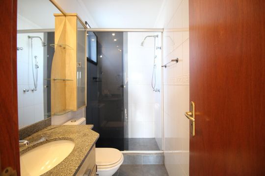Banheiro da Suíte 1 de apartamento para alugar com 3 quartos, 86m² em Petrópolis, Porto Alegre